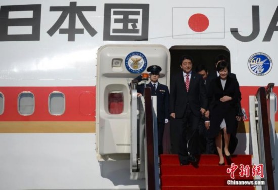 图1资料图：日本首相安倍晋三携妻乘波音747-200型专机出访。