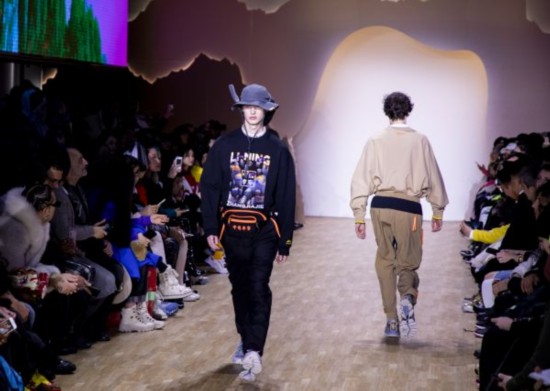 资料图片：2019年2月，中国服装品牌李宁亮相纽约时装周。（新华社）