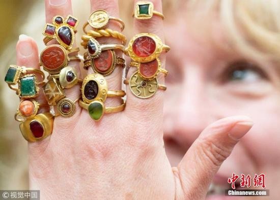 6月21日消息,这54枚文物戒指是20世纪50年代末至60年代初由莱斯特郡的一名男性天然气工程师收集的,他于2003年去世,享年93岁。图片来源:视觉中国