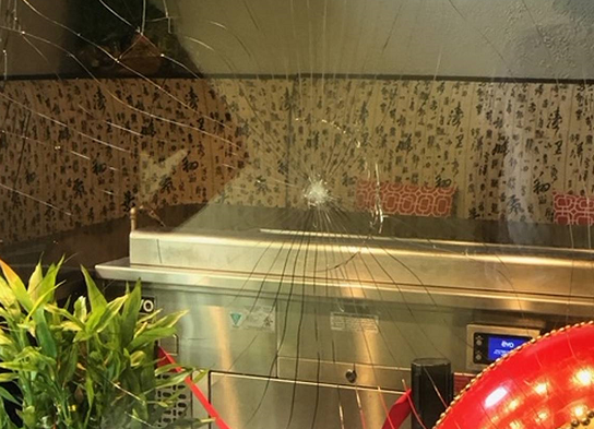 美国中餐厅遭到恶意破坏。（图源：迈阿密先驱报）