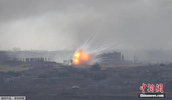 当地时间10月12日,从土耳其边境可以看到,叙利亚城镇拉斯埃恩发生爆炸,升起滚滚浓烟。据媒体报道,土耳其军队9日在叙利亚北部对库尔德武装发起军事行动以来,已造成多名平民死伤、约10万平民逃离家园。