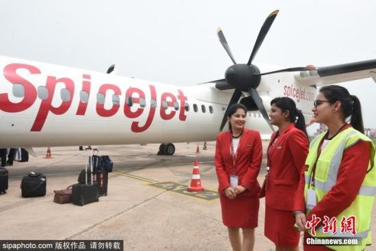 据香料航空8月27日发表的声明，这架使用生物燃料的Q400型客机完成了从德拉敦至新德里的单程飞行，航程200公里。生物燃料的使用可降低成本，同时可减少15%的碳排放。 图片来源：Sipaphoto版权作品 禁止转载