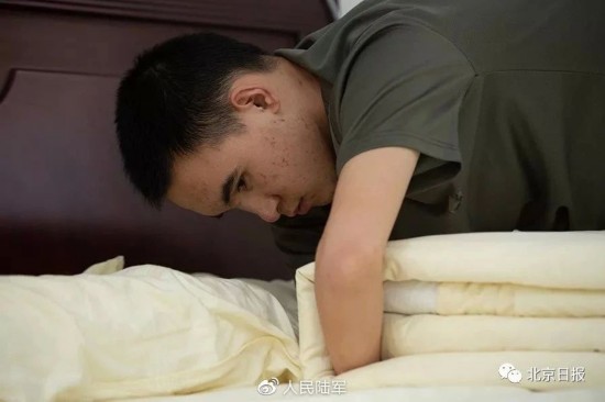 2019年10月24日，重庆西南医院康复楼，清晨，杜富国洗漱完毕后，依旧按照军人标准整理。图片来源：人民陆军
