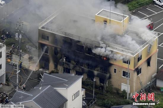 日本京都市消防局7月18日称，该市伏见区一动画工作室发生火灾，造成至少38人受伤，其中10人受伤严重。警方透露，已经确认多人死亡，但并未公布死亡人数和性别。警方逮捕了一名41岁男子，以怀疑纵火的嫌疑对其进行调查。