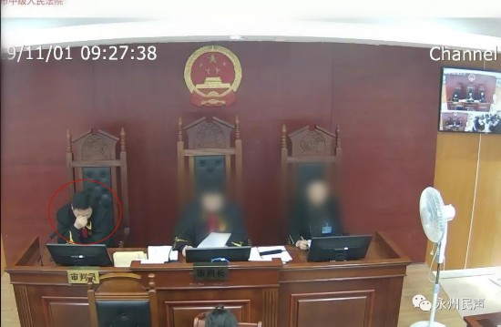  &uarr;精神状态欠佳的陈法官（左一），图据永州民声