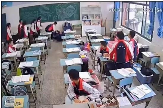 监控视频显示，学生颜某尾随老师进教室并持砖袭击该老师头部。