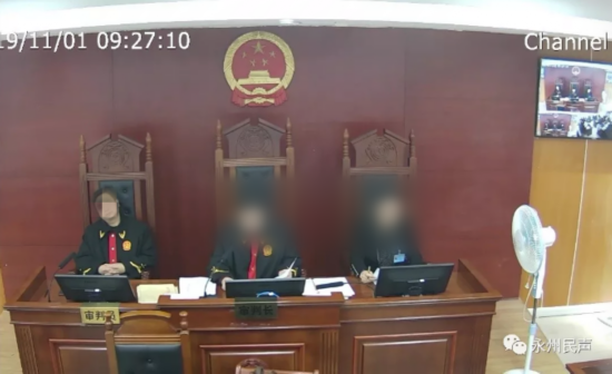  &uarr;靠在审判椅上精神状态欠佳的陈法官（左一），图据永州民声