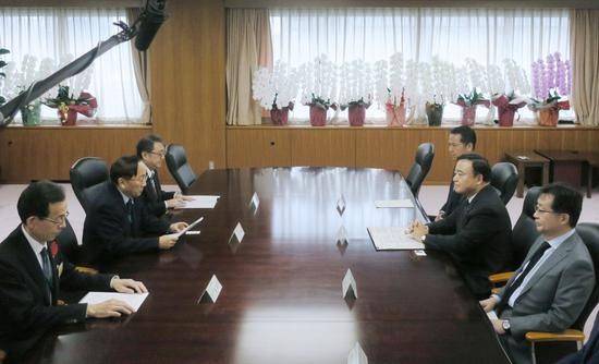日本经济产业相梶山弘志和日本青森县知事三村申吾会谈(日本时事通信社)