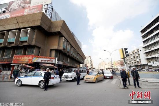 资料图：当地时间2018年12月10日，伊拉克巴格达，伊拉克举行击败&ldquo;伊斯兰国&rdquo;一周年纪念活动，当地民众默哀一分钟，为在对抗&ldquo;伊斯兰国&rdquo;行动中牺牲的人们表达敬意。