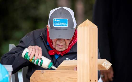 10月7日，卡特带伤参加社区活动。（东方IC）