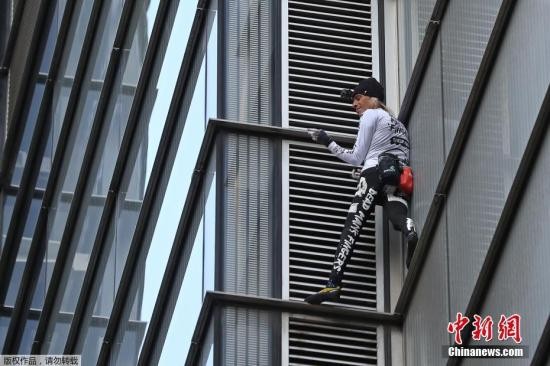 当地时间2018年10月25日，英国伦敦，号称&ldquo;蜘蛛人&rdquo;的法国攀楼者阿兰&middot;罗伯特尝试攀登高230米的伦敦高楼赫伦大厦。