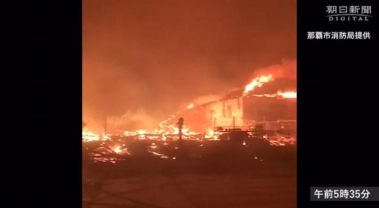凌晨5时35分的火灾情况。(图片来源:视频截图)