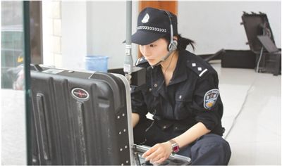 沈晋侃对排爆机器人进行保养维护。陈亦默摄