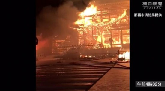 凌晨4时2分的火灾情况。(图片来源:视频截图)