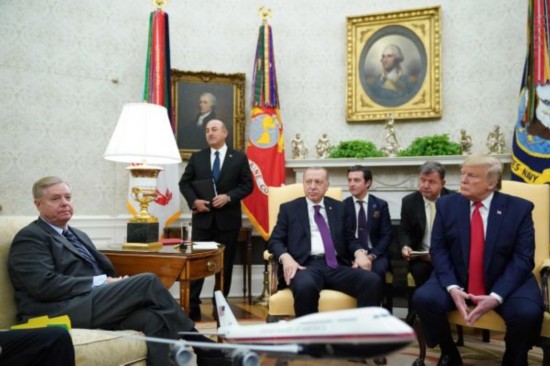 埃尔多安（中）13日在白宫与特朗普及格雷厄姆（左）等美国政要举行会谈（法新社）