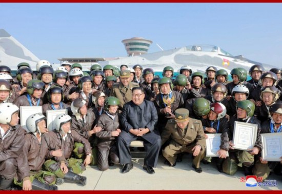 （金正恩观摩朝鲜空军飞行大赛。图源：朝中社）