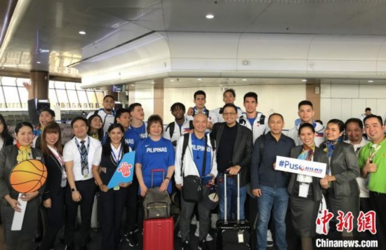 图片展作品之一，展示中国的航空公司为赴华参赛的菲律宾篮球赛队送行。主办方供图