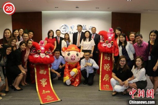 图片展作品之一，展示中资企业中菲员工共迎新春佳节。主办方供图