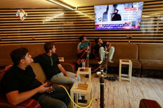  伊拉克民众收看宣布巴格达迪死亡的电视新闻图/视觉中国