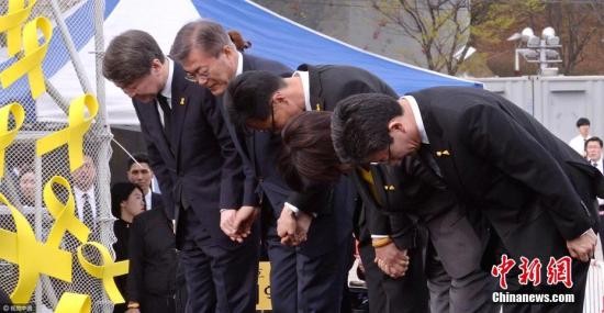 资料图：韩国&ldquo;世越号&rdquo;客轮沉没事故三周年，第19届韩国总统选举候选人出席纪念活动，并吊唁遇难者。图片来源：视觉中国