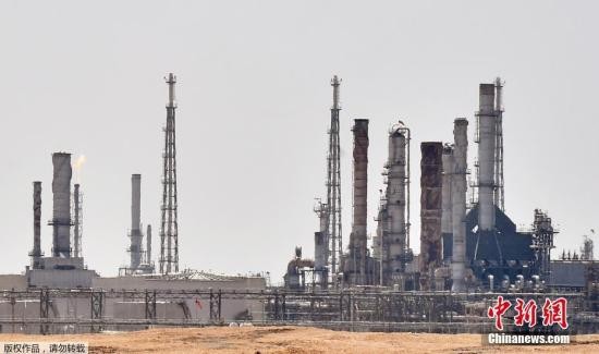 资料图：沙特阿美石油公司遭无人机袭击的两处石油设施。