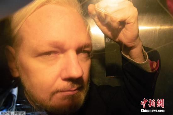 当地时间5月1日“维基揭秘”网站创始人朱利安·阿桑奇1日在英国被判入狱50周,罪名是他7年前违反保释条例进入厄瓜多尔驻英使馆寻求庇护。据英国广播公司报道,阿桑奇在法庭上说,自己当时“处境艰难”,选择寻求庇护是当时他唯一能做的事。图为维基解密创始人朱利安·阿桑奇抵达法院。 文字来源:新华网