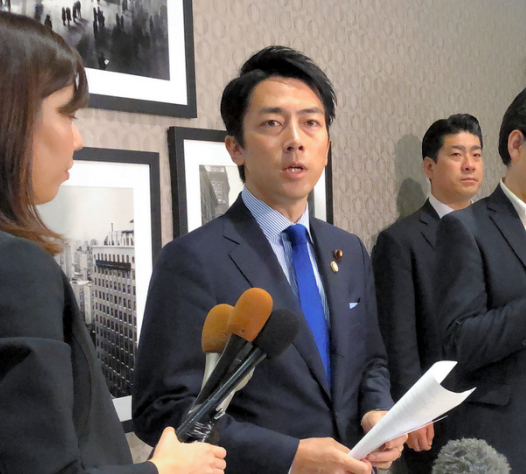 小泉进次郎。（图源：朝日新闻）