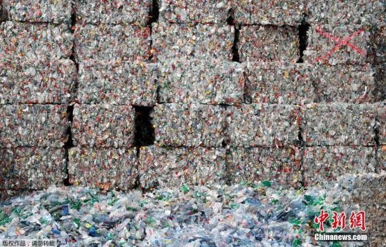 当地时间4月3日,瑞士比尔顿新成立的环保回收公司回收的塑料垃圾堆积如山。