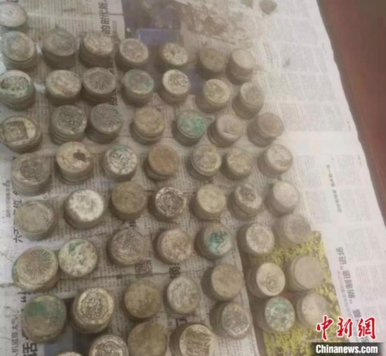 浙江兰溪一地基中挖出千枚银元已暂由警方封存保管