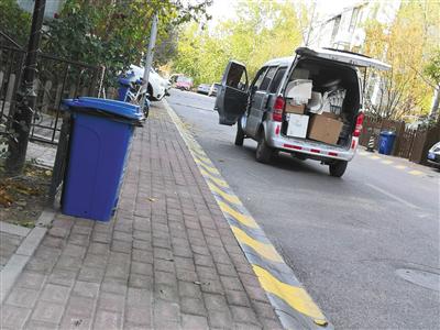 昨日中午,涉事培训机构春甜学院门前,一辆面包车拉走数台美牙仪及部分耗材。新京报记者 王飞翔 摄