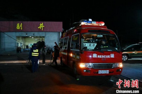 此次煤矿事故共致15人遇难,9人受伤。 韦亮 摄