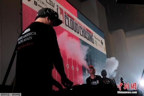 资料图:人们在吸食电子烟。