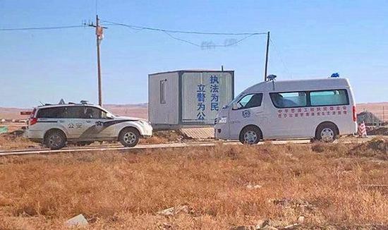 巴音塔拉镇通往疫源发生地的道路上有警车和医疗救助车执勤。摄影:陈鑫
