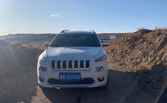 防疫部门封锁了去往疫源发生地的道路。摄影:陈鑫