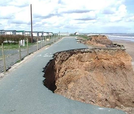  约克郡东部海岸一处被侵蚀道路（图源：每日邮报）