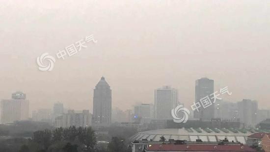 今晨,北京能见度较差。(图/王晓)