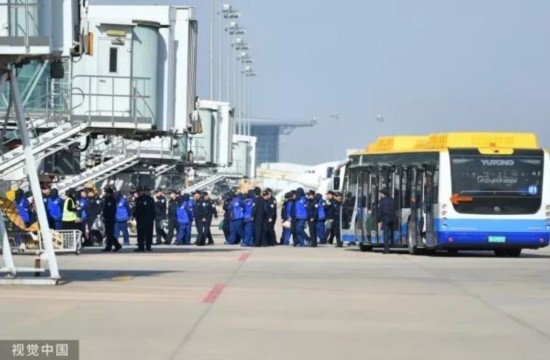  ▲2019年11月14日，河北警方将在菲律宾抓获的208名电信网络诈骗犯罪嫌疑人包机押解回国，图为犯罪嫌疑人押解现场。