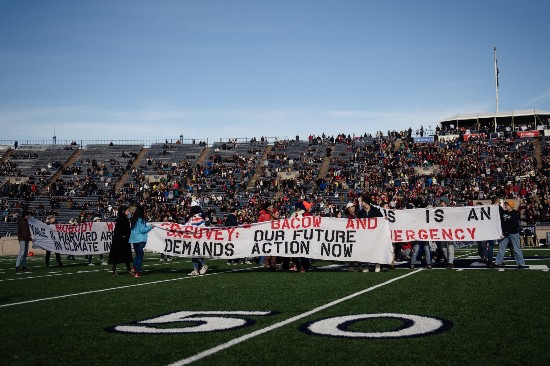  23日，美国一场高校橄榄球赛现场爆发抗议示威活动。（图源：《纽约时报》）