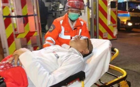 伤者被接到码头后送医。  来源：东网