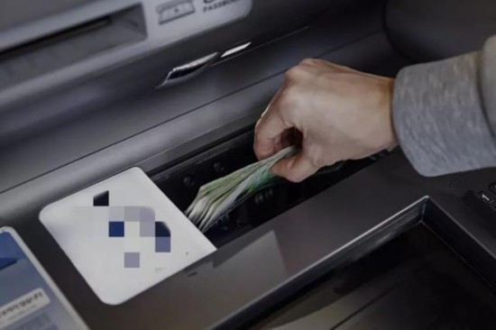 &ldquo;110，我要去银行取1900000000元！请保护我！&rdquo;大妈一句话惊呆民警