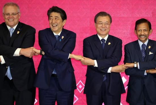 11月4日,韩日首脑在泰国曼谷出席会议时合影。(韩国纽西斯通讯社)