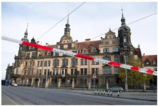 警方已将案发现场封锁 图源：法新社