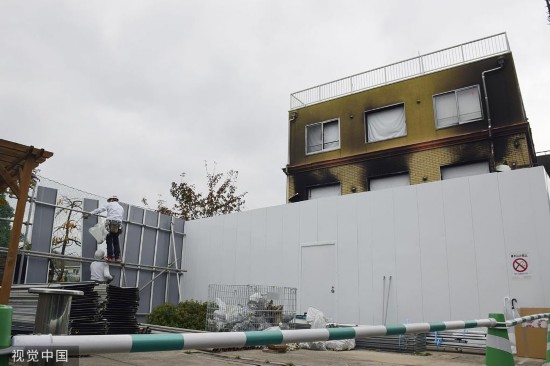 工人在京阿尼第一工作室为拆除做准备。图/视觉中国