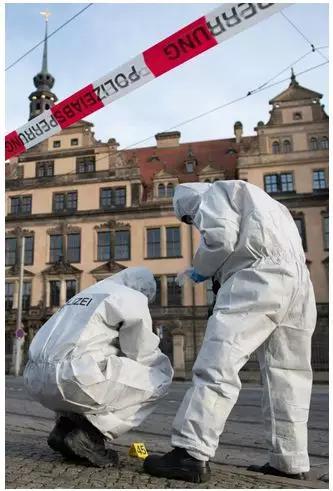  调查人员在案发现场 图源：法新社