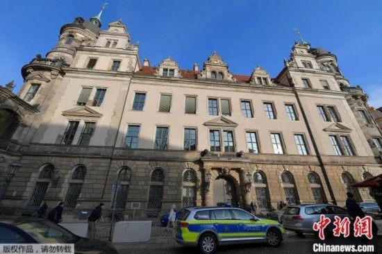 当地时间11月25日，警车停在德国绿穹珍宝馆前。
