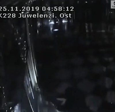 盗贼用类似短柄斧头的工具，狠砸珍宝玻璃柜。