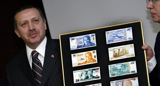  埃尔多安呼吁民众抛弃美元使用里拉。（图源：法新社）