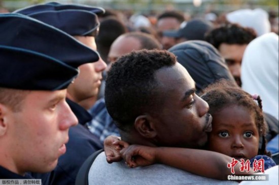 资料图：居住在法国的难民。