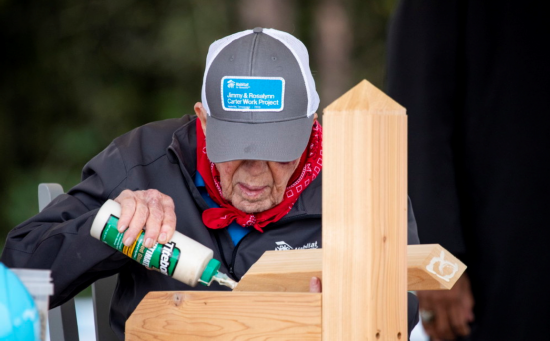  10月7日，卡特带伤参加社区活动。（东方IC）