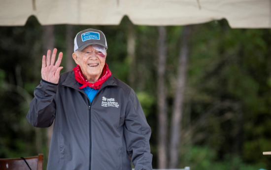  10月7日，卡特参加社区活动，他前一天摔倒，被缝了14针。（东方IC）